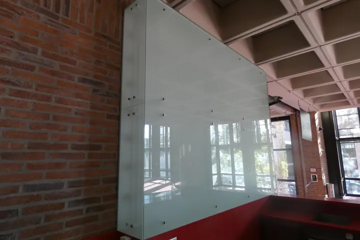 Glas-Rückwand, satiniert, mit Punkthalterungen, Wandmontage Maße in cm ca. 230 x 300